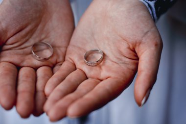 Düğün damat elinde yüzük