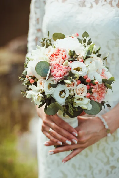 Buquê bonito e original de flores nas mãos das meninas — Fotografia de Stock
