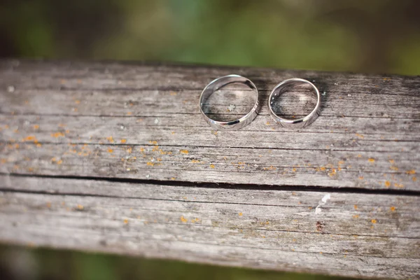 Hermoso anillo de compromiso se encuentran en soporte de madera — Foto de Stock