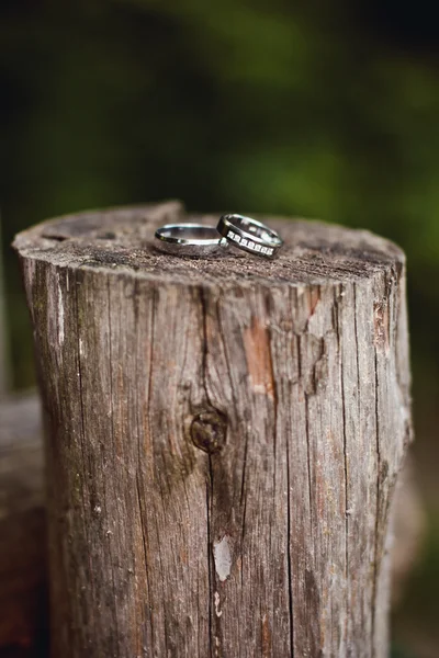 Schöner Verlobungsring liegt auf Holzständer — Stockfoto