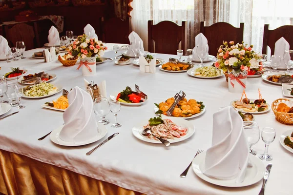 Elegant schön dekorierten Tisch mit Mahlzeiten und Geschirr bei Hochzeitsempfang Nahaufnahme — Stockfoto