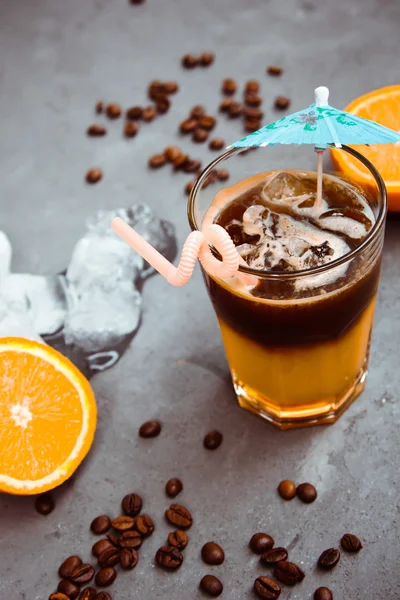 Taze buz kahve ile portakal, nane ve buz ile. Alkollü, alkolsüz içki-içecek
