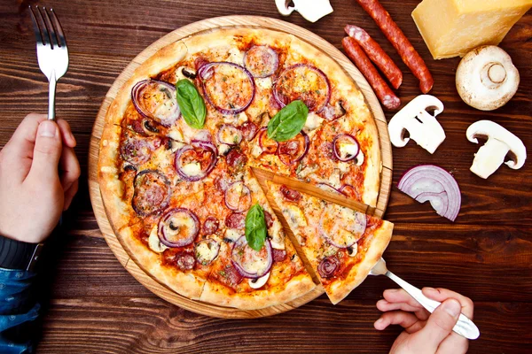 Pizza caliente fresca con queso parmesano, carne seca, albahaca y tomates —  Fotos de Stock