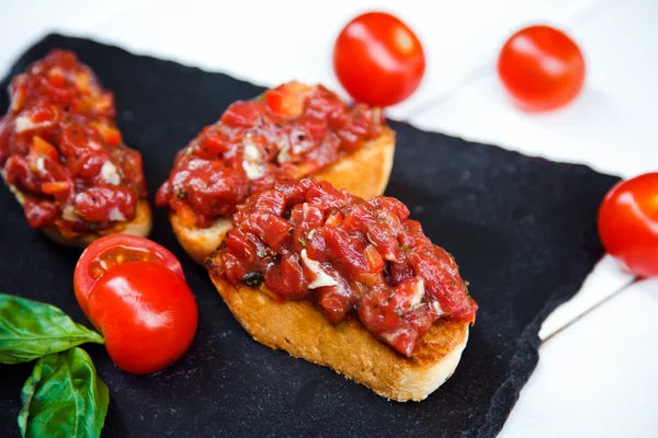 Bruschetta antipasti italiana tradicional con ternera picada —  Fotos de Stock