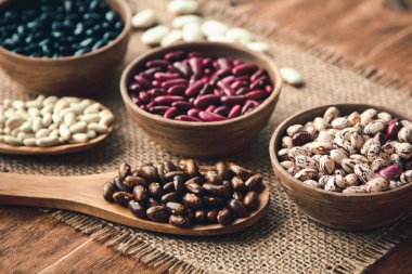 Seramik kâse çuval bezi bir arka plan üzerinde güzel çok renkli fasulye