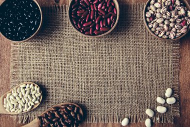 Seramik kâse çuval bezi bir arka plan üzerinde güzel çok renkli fasulye