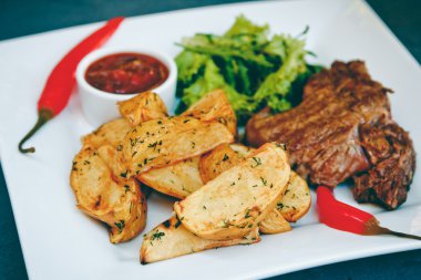 Güzel patates kızarmış Kore ve antrikot biftek