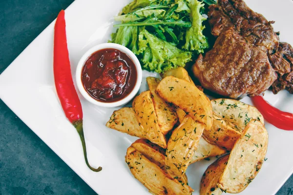 Batatas bonitas fritas em bife coreano e ribeye — Fotografia de Stock