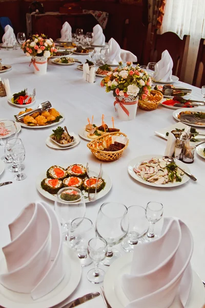 Eleganta vackra dekorerade bord med måltider och porslin på bröllop mottagning närbild — Stockfoto