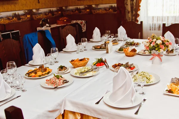 Elegante hermosa mesa decorada con comidas y vajilla en primer plano de la recepción de la boda — Foto de Stock