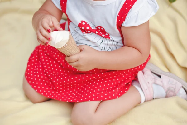Bella ragazza mangiare gustoso gelato — Foto Stock