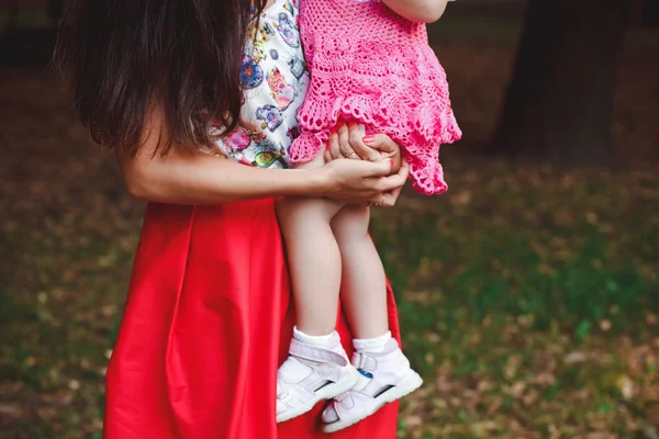 Hermosa madre joven con un bebé encantador — Foto de Stock