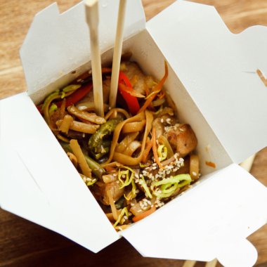 sebze ve rendelenmiş ördek ile çin erişte almak kaplarda.