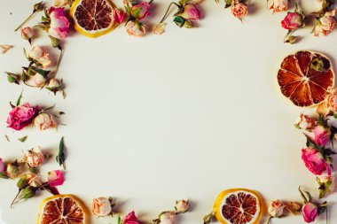Gül ve kuru çiçekler güzel arka plan beyaz bir arka plan üzerine koydu limon yuvarlak dilimler kurutulmuş