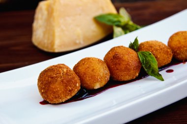 Peynir kroket (Berry soslu Peynirli Camembert)