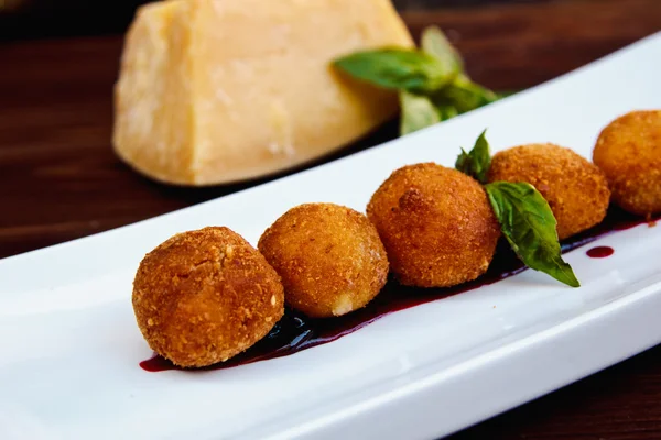 Croquetes de queijo (Camembert de pão de queijo com molho de baga ) — Fotografia de Stock