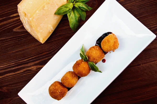 Croquetas de queso (Camembert empanado con queso y salsa de bayas ) — Foto de Stock