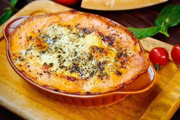 Lasagne (italienska lummiga kött paj och osten Parmigiano) — Stockfoto