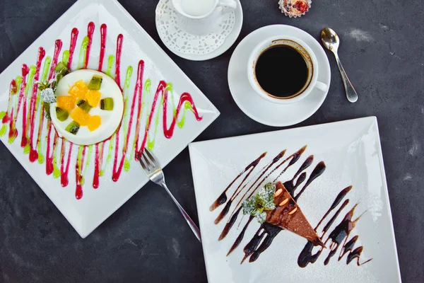 Photo de panna cotta italien dessert avec des tranches de kiwi, feuille d'orange et menthe et gâteau au fromage — Photo