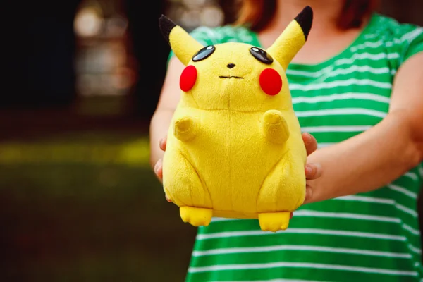 Victory Park em Poltava, Ucrânia - Set 03.09.2016: boneca de pelúcia Pikachu. Brinquedo pokmon do famoso desenho animado e jogo pokemon ir . — Fotografia de Stock