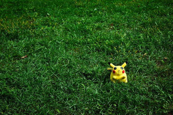 Victory Park em Poltava, Ucrânia - Set 03.09.2016: boneca de pelúcia Pikachu. Brinquedo pokmon do famoso desenho animado e jogo pokemon ir . — Fotografia de Stock