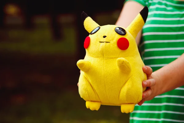 Victory Park em Poltava, Ucrânia - Set 03.09.2016: boneca de pelúcia Pikachu. Brinquedo pokmon do famoso desenho animado e jogo pokemon ir . — Fotografia de Stock