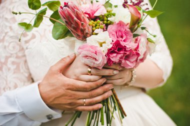 Güzel ve özgün buket çiçek kızlar elinde