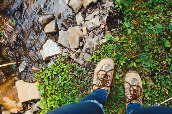 Zapatos de senderismo en caminante caminando al aire libre. Hombres en trekking en la naturaleza. Primer plano de las botas de senderismo . —  Fotos de Stock