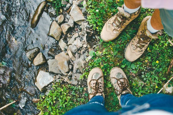 Пешие туфли на пешеходной прогулке. Люди в походах на природе. Закрыть походные ботинки . — стоковое фото