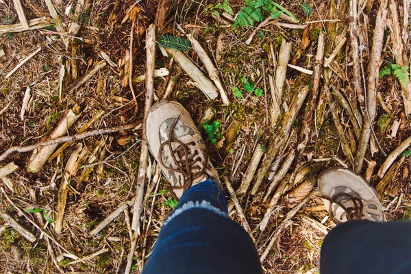 Hiking schoenen op wandelaar wandelen buiten. Mannen op het wandelen in de natuur. Close up van wandelschoenen. — Stockfoto