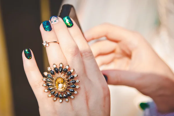 Krásný velký zásnubní prsten na ženské ruce — Stock fotografie