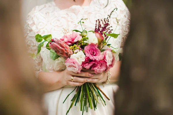 Güzel ve özgün buket çiçek kızlar elinde — Stok fotoğraf