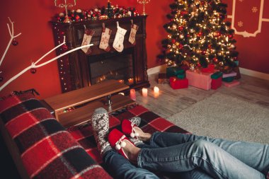 Bir Noel ağacı ile dekore edilmiş bir odada güzel Çift.