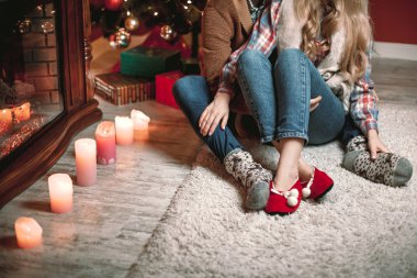 Bir Noel ağacı ile dekore edilmiş bir odada güzel Çift.