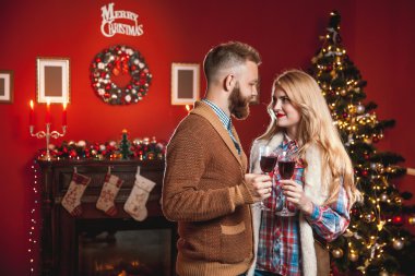 Bir Noel ağacı ile dekore edilmiş bir odada güzel Çift.