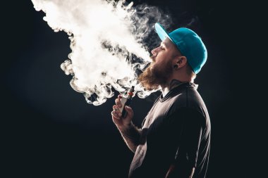 Güneş gözlüğü vaping sakallı adam