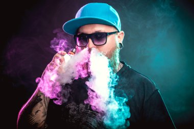 Güneş gözlüğü vaping sakallı adam