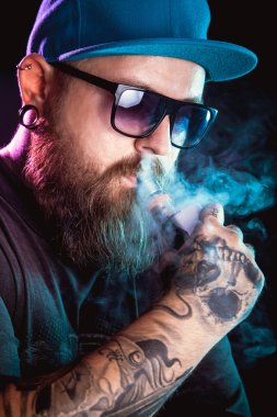 Güneş gözlüğü vaping sakallı adam