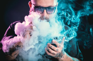 Güneş gözlüğü vaping sakallı adam