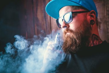 Güneş gözlüğü vaping sakallı adam