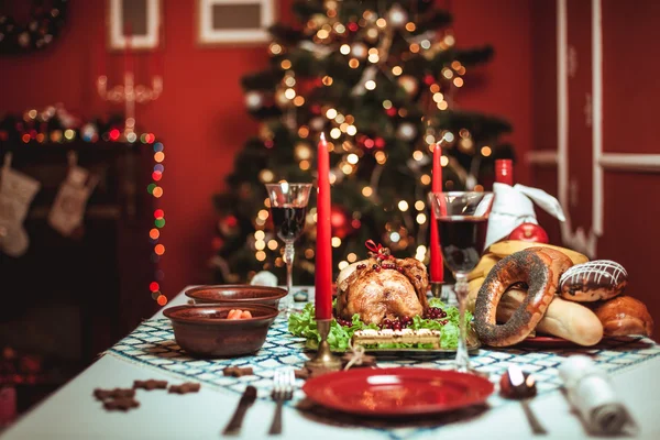 Hermosa pareja en una habitación decorada con un árbol de Navidad . — Foto de Stock