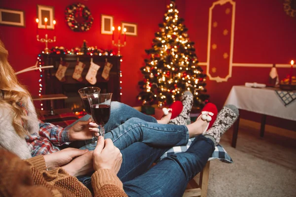 Hermosa pareja en una habitación decorada con un árbol de Navidad . — Foto de Stock