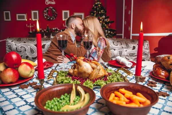 Hermosa pareja en una habitación decorada con un árbol de Navidad . — Foto de Stock