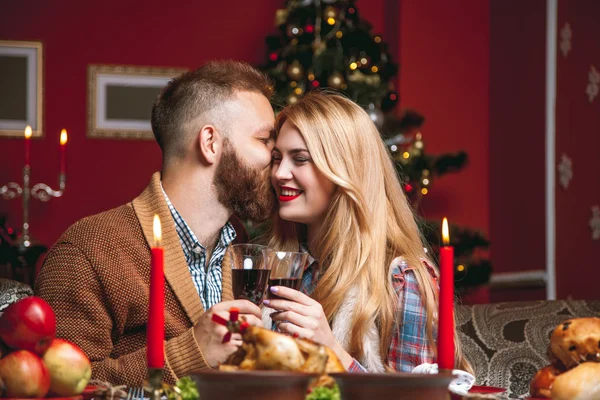 Hermosa pareja en una habitación decorada con un árbol de Navidad . — Foto de Stock