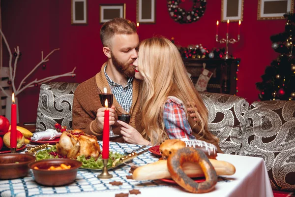 Hermosa pareja en una habitación decorada con un árbol de Navidad . — Foto de Stock