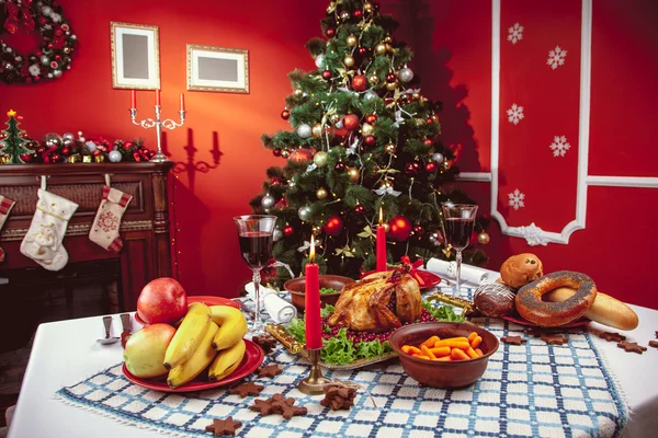 Pollo asado, mesa puesta . — Foto de Stock