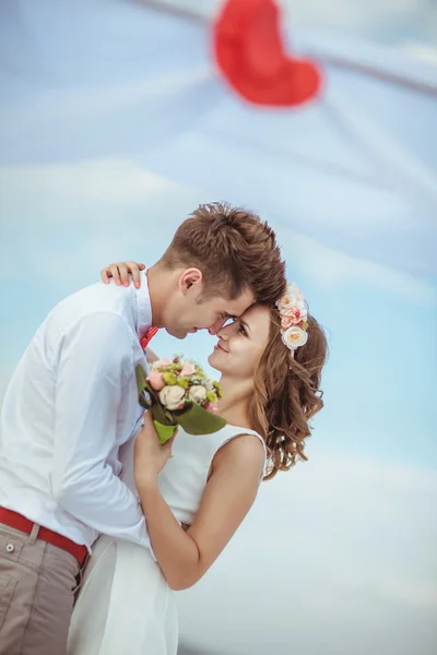 Casal feliz na praia — Fotografia de Stock