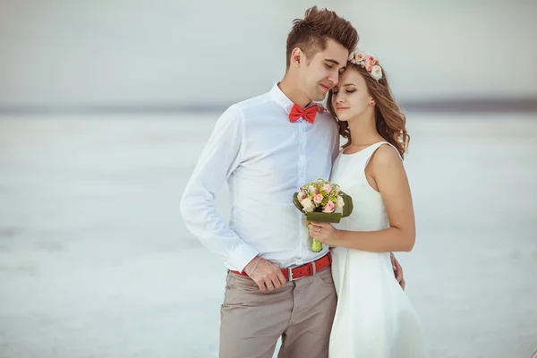 Junges Paar genießt am Strand — Stockfoto