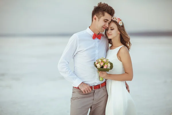 Pareja joven disfrutando en la playa —  Fotos de Stock