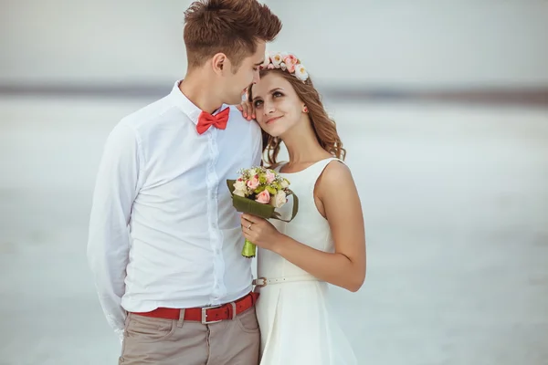 Jeune couple jouissant sur la plage — Photo